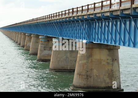 Die 7 km lange Brücke ist berühmt in den Florida Keys Stockfoto
