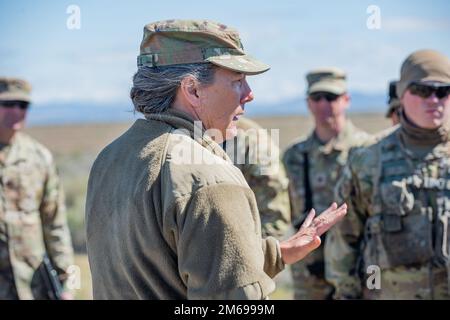 Die Idaho Nationalgarde begrüßte Generalmajor Marti J. Bissell, den stellvertretenden Befehlshaber der USA Army Training and Doctrine Command, um die Trainingsbereiche von Idaho aus erster Hand im Orchard Combat Training Center zu sehen und vom 20. Bis 21. April 2022 das 204. Regional Training Institute der Idaho Army National Guard zu besichtigen. Der 143.000 Hektar große Trainingsbereich der OCTC bietet ein großes Gelände für Manöver. Die 204. RTI in Idaho ist die führende Schule der Nationalgarde für Manövrierkriege, Instandhaltungstraining auf allen Plattformen der Armee und Führungsentwicklung – entwickelt, um den Hengst zu unterrichten und zu zertifizieren Stockfoto