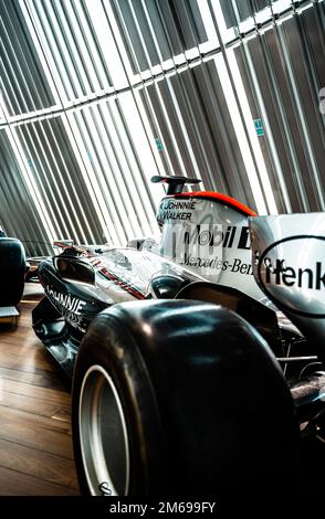 Eine Nahaufnahme des Rennwagens McLaren MP4-22 in der Mercedes Benz World Stockfoto