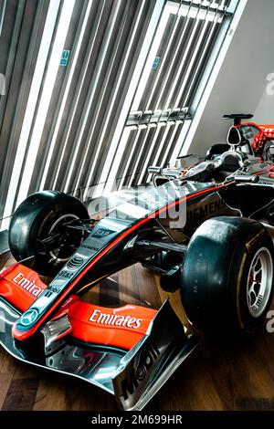 Eine Nahaufnahme des Rennwagens McLaren MP4-22 in der Mercedes Benz World Stockfoto