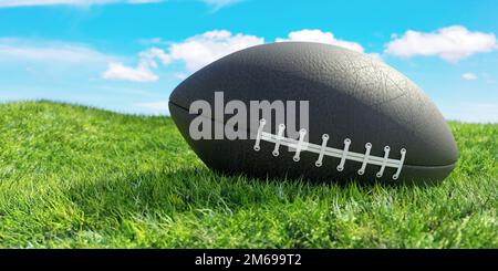 American Football Ball auf einem üppigen grünen Wiesenfeld Stockfoto