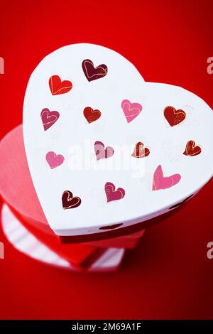 Herzförmige Boxen mit rosa und roten Herzen Stockfoto