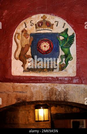 Das Wappen des Bischofs von Worcester mit der Tudor-Rose ist an einer Wand in Manor Hall, Gloucestershire, erhalten. Stockfoto