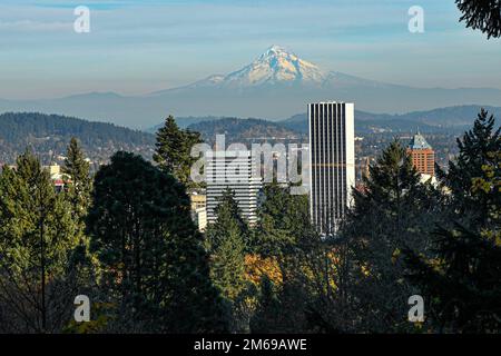 Blick auf Portland, Oregon und Mt. Kapuze aus dem Japanischen Garten Stockfoto