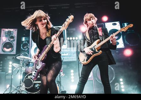 TEATRO CONCORDIA, VENARIA, ITALIEN: Victoria De Angelis (L) und Thomas Raggi (R) der italienischen Rockband Maneskin, live auf der Bühne für die „Il ballo della vita“-Tour Stockfoto