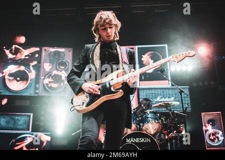 TEATRO CONCORDIA, VENARIA, ITALIEN: Thomas Raggi, Gitarrist der italienischen Rockband Maneskin, tritt live auf der Bühne für die „Il ballo della vita“-Tour auf Stockfoto