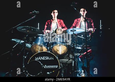 TEATRO CONCORDIA, VENARIA, ITALIEN: Ethan Torchio, Schlagzeuger der italienischen Rockband Maneskin, live auf der Bühne für die „Il ballo della vita“-Tour Stockfoto