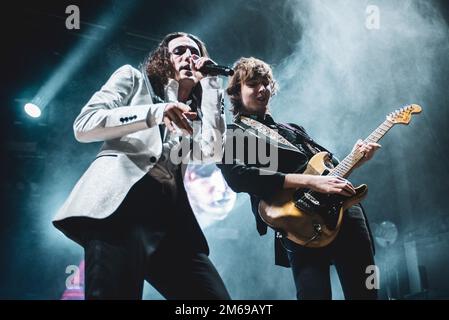 TEATRO CONCORDIA, VENARIA, ITALIEN: Damiano David (L) und Thomas Raggi (R) der italienischen Rockband Maneskin, live auf der Bühne für die „Il ballo della vita“-Tour Stockfoto