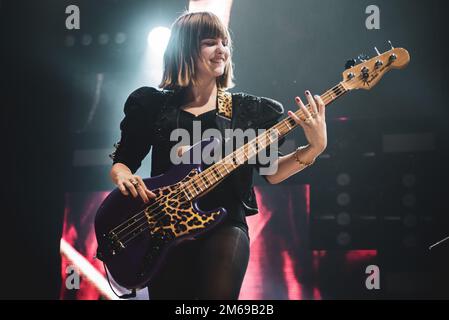 TEATRO CONCORDIA, VENARIA, ITALIEN: Victoria De Angelis, Bassist der italienischen Rockband Maneskin, live auf der Bühne für die „Il ballo della vita“-Tour Stockfoto