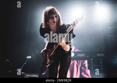 TEATRO CONCORDIA, VENARIA, ITALIEN: Victoria De Angelis, Bassist der italienischen Rockband Maneskin, live auf der Bühne für die „Il ballo della vita“-Tour Stockfoto