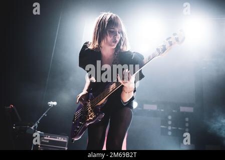 TEATRO CONCORDIA, VENARIA, ITALIEN: Victoria De Angelis, Bassist der italienischen Rockband Maneskin, live auf der Bühne für die „Il ballo della vita“-Tour Stockfoto