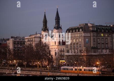 Straßenbahn in Budapest, Pesti auch rakpart. Ungarn Stockfoto