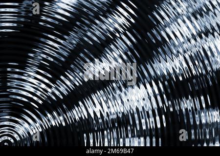 Lichtflecken auf der Wasseroberfläche. Stockfoto