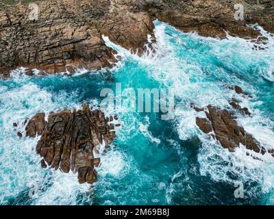 Wellen, die auf Felsen Stockfoto