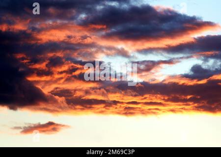 Farbige Wolken am dunklen Sonnenuntergang Stockfoto