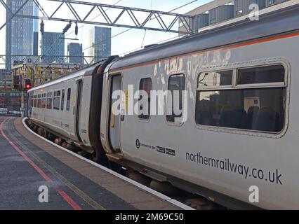 Northern Railway 52423 DMU-Schrittmacherzug am Bahnhof Oxford Road, Manchester, England, Großbritannien, M1 6FU, Bahnsteig 5 Stockfoto