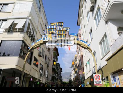 ALANYA, ANTALYA, TÜRKEI-OKTOBER 03: Farbenfroher Eingang zur Muhabbet Sokak Straße zwischen Wohnungen. Oktober 03,2022 in Alanya, Türkei Stockfoto