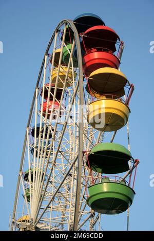 Revisionsrad im Vergnügungspark auf blauem Himmel Stockfoto