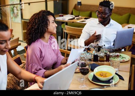 Geschäftsleute haben Teambildung und Brainstorming über ein neues Start-up-Projekt. Stockfoto