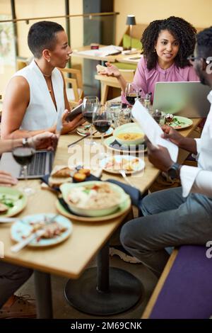 Geschäftsleute haben Teambildung und Brainstorming über ein neues Start-up-Projekt. Stockfoto