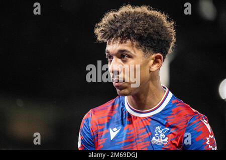 LONDON, ENGLAND - 26. DEZEMBER: Chris Richards of Crystal Palace schaut während des Premier League-Spiels zwischen Crystal Palace und Fulham FC in Selhu Stockfoto