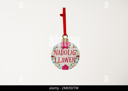 walisische Sprache keltische Weihnachtsbaumschmuck isoliert auf weißem Hintergrund Nadolig Llawen Stockfoto