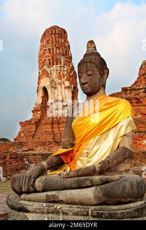 Buddha-Statue in der Nähe des Chidi im Wat Mahathat-Tempelkomplex in Ayutthaya Stockfoto