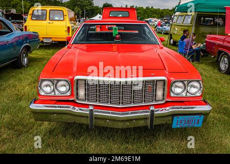 Iola, WI - 07. Juli 2022: Perspektivische Vorderansicht eines 1976 Ford Gran Torino Hardtops mit 2 Türen auf einer lokalen Automesse. Stockfoto