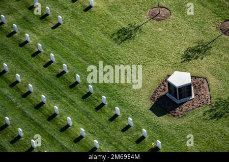 Luftaufnahmen des Pentagon Group Begräbnismarkers in Sektion 64 des Arlington National Cemetery, Arlington, Virginia, 20. April 2022. Stockfoto