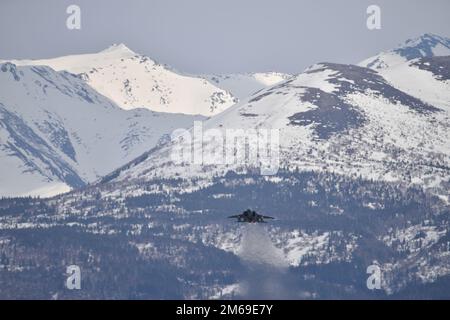 Ein F-15C Eagle-Kampfflugzeug, das dem 144. Kampfflugflügel der California Air National Guard zugewiesen wurde, startet am 20. April 2022 von der Joint Base Elmendorf-Richardson, Alaska, und führt mit den F-22-Raptoren des 3. Flügels ein unterschiedliches Flugtraining durch. Die Schulung bei JBER konzentrierte sich auf die Integration von Kämpfern zwischen F-15 Eagles der vierten Generation und F-22 Raptoren der fünften Generation und deren Fähigkeit zur nahtlosen Interoperabilität. Stockfoto