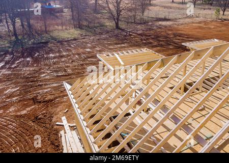 Unter Verwendung eines vorhandenen Rahmens wird ein Rahmen für Holzdachträger verwendet, um das Dach des neu gebauten Stielhauses zu stützen Stockfoto