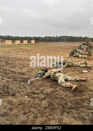 USA Soldaten mit dem 3. Bataillon, 29. Artillerie-Regiment, 3. Panzerbrigade-Kampfteam, 4. Infanteriedivision Feuer während einer M4A1-Karbine-Nullstrecke in Torun, Polen, 20. April 2022. Das 3/4.-ABCT ist unter anderem dem V-Korps, dem in Europa stationierten US-amerikanischen Korps, zugeordnet, das mit NATO-Verbündeten und regionalen Sicherheitspartnern zusammenarbeitet, um Kampfkräfte zu bilden; es führt gemeinsame, bilaterale und multinationale Ausbildungsübungen durch; Und bietet die Steuerung und Steuerung von Rotations- und zugewiesenen Einheiten im europäischen Theater. Stockfoto