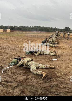 USA Soldaten mit dem 3. Bataillon, 29. Artillerie-Regiment, 3. Panzerbrigade-Kampfteam, 4. Feuer der Infanterie-Division während einer M4A1-Carbine-Nullstrecke in Torun, Polen, 20. April 2022. Das 3/4.-ABCT ist unter anderem dem V-Korps, dem in Europa stationierten US-amerikanischen Korps, zugeordnet, das mit NATO-Verbündeten und regionalen Sicherheitspartnern zusammenarbeitet, um Kampfkräfte zu bilden; es führt gemeinsame, bilaterale und multinationale Ausbildungsübungen durch; Und bietet die Steuerung und Steuerung von Rotations- und zugewiesenen Einheiten im europäischen Theater. Stockfoto