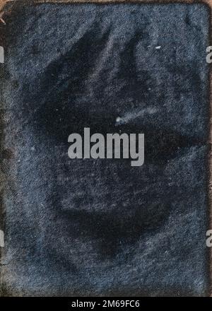 Altes, kollabierendes Papier mit Rissen und Kratzern Stockfoto