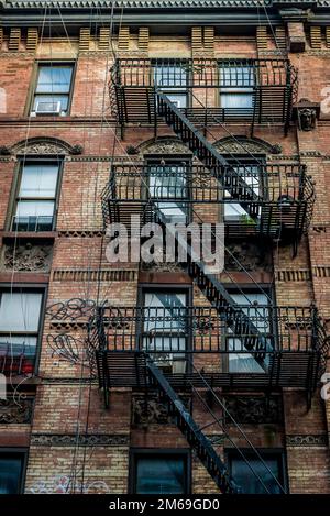 Historische Gebäude mit Feuertreppe, The Bowery, ein historisches Viertel in der Lower East Side von Manhattan, New York City, USA Stockfoto