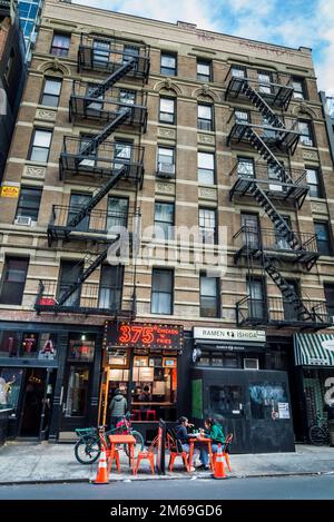 Kleines Fast-Food-Restaurant mit Tischen im Freien, The Bowery, ein historisches Viertel in der Lower East Side von Manhattan, New York City, USA Stockfoto