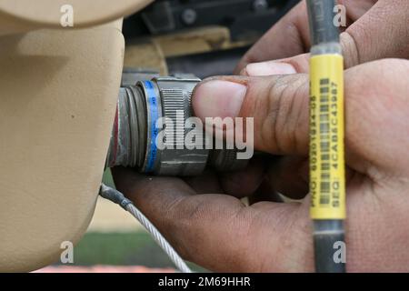 USA Armeesoldaten mit 1. Bataillon, 68. Rüstungsregiment, 3. Bewaffnete Brigaden-Kampftruppe, 4. Infanteriedivision die m2 Browning .50 Cal an die Common Remote Operated Weapon Station (KRÄHEN) ihres M1A2 Abrams Hauptpanzers als Teil der Pre-Training Checks zur Vorbereitung auf die nächsten Lageübungen des Platoon, Drawsko Pomorskie, Polen, 21. April 2022. Das 3/4. ABCT ist unter anderem dem V Corps zugewiesen, dem in Europa stationierten US-Stürmer, das mit NATO-Verbündeten und regionalen Sicherheitspartnern zusammenarbeitet, um Kampfkräfte zu bilden, die glaubwürdig sind; gemeinsam, bilat, ausführen Stockfoto