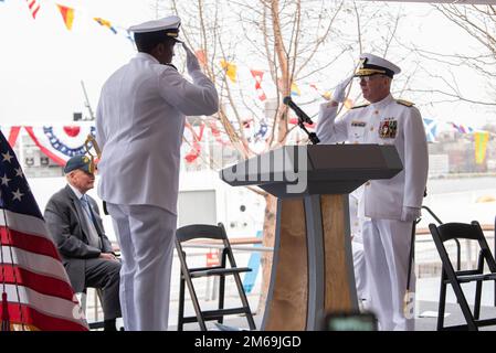 Leutnant David Anderson, befehlshabender Offizier der USCGC Clarence Sutphin Jr. (WPC 1147), salutiert Vice ADM. Steven Poulin, USA Befehlshaber der Küstenwache im Atlantikgebiet, der die Veranstaltung bei der Zeremonie zur Inbetriebnahme des Schiffs in New York City am 21. April 2022 leitete. Die USA Die Küstenwache hat die USCGC Clarence Sutphin Jr. in Auftrag gegeben (WPC 1147), Patrol treibt Südwestasiens (PATFORSWA) sechsten 154-Fuß-Sentinel-Cutter, in Betrieb im Intrepid Sea, Air, and Space Museum. Stockfoto