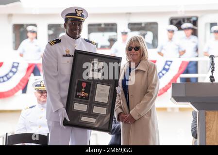 Leutnant David Anderson, befehlshabender Offizier der USCGC Clarence Sutphin Jr. (WPC 1147), und. Mona Sutphin Roserro, die Sponsorin des Schiffs und Tochter des Cutter-Namensvetters, ist Boatswain's Mate 1. Klasse Clarence Sutphin Jr. würdigt seinen Dienst bei der Zeremonie zur Inbetriebnahme des Schiffs in New York City am 21. April 2022. Die USA Die Küstenwache hat die USCGC Clarence Sutphin Jr. in Auftrag gegeben (WPC 1147), Patrol treibt Südwestasiens (PATFORSWA) sechsten 154-Fuß-Sentinel-Cutter, in Betrieb im Intrepid Sea, Air, and Space Museum. Stockfoto