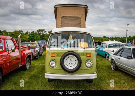 Iola, WI - 07. Juli 2022: Aus der Vogelperspektive, Vorderansicht eines Volkswagen Westfalia Campers aus dem Jahr 1978 auf einer lokalen Automesse. Stockfoto