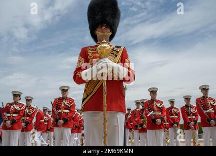 Mitglieder der „The President’s own“ United States Marine Band sind vor dem Verteidigungsminister Lloyd J. Austin III entspannt und begrüßen den ukrainischen Premierminister Denys Shmyhal am 21. April 2022 im Pentagon in Washington D.C. (Foto des Verteidigungsministeriums der USA Air Force Tech. Sgt. Brittany A. Chase) Stockfoto