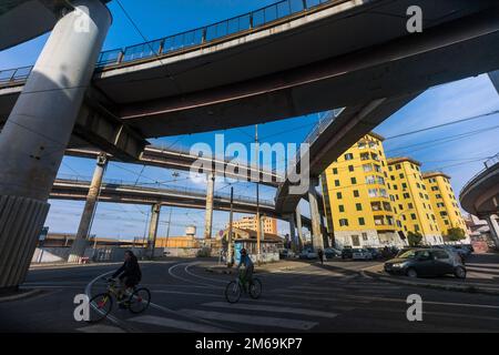 Rom, Italien, Europa: Die städtische Autobahn durchquert die dicht besiedelten Stadtviertel im Osten Roms Stockfoto