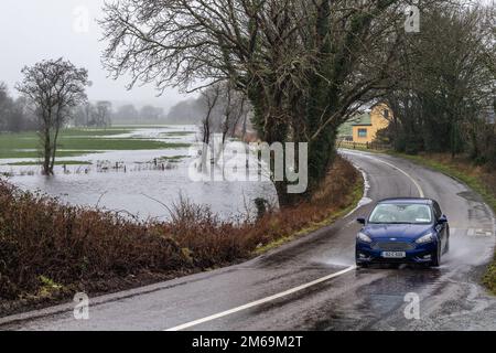 Clonakilty, West Cork, Irland. 3. Januar 2023. Nach Tagen relativ trockenen Wetters fiel heute sintflutartiger Regen auf West Cork und verursachte Flutkatastrophen. Der Fluss Ilen brach seine Ufer in der Nähe von Caheragh aus, was zu einer Überschwemmung der Bauernfelder führte. Kredit: AG News/Alamy Live News Stockfoto