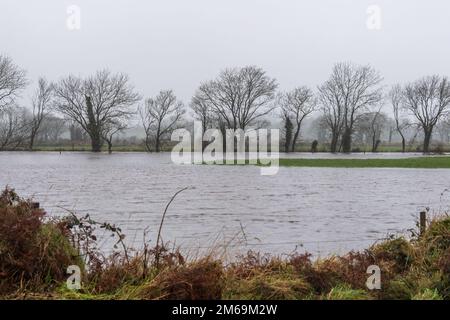 Clonakilty, West Cork, Irland. 3. Januar 2023. Nach Tagen relativ trockenen Wetters fiel heute sintflutartiger Regen auf West Cork und verursachte Flutkatastrophen. Der Fluss Ilen brach seine Ufer in der Nähe von Caheragh aus, was zu einer Überschwemmung der Bauernfelder führte. Kredit: AG News/Alamy Live News Stockfoto