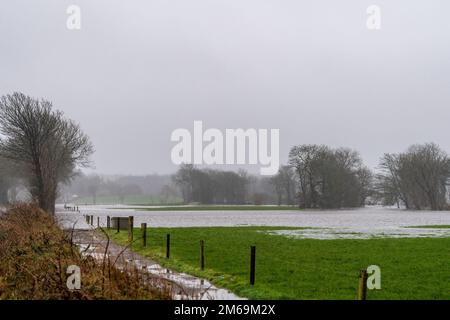 Clonakilty, West Cork, Irland. 3. Januar 2023. Nach Tagen relativ trockenen Wetters fiel heute sintflutartiger Regen auf West Cork und verursachte Flutkatastrophen. Der Fluss Ilen brach seine Ufer in der Nähe von Caheragh aus, was zu einer Überschwemmung der Bauernfelder führte. Kredit: AG News/Alamy Live News Stockfoto