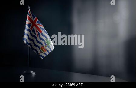 Kleine Nationalflagge des britischen Territoriums im Indischen Ozean auf schwarzem Hintergrund. Stockfoto