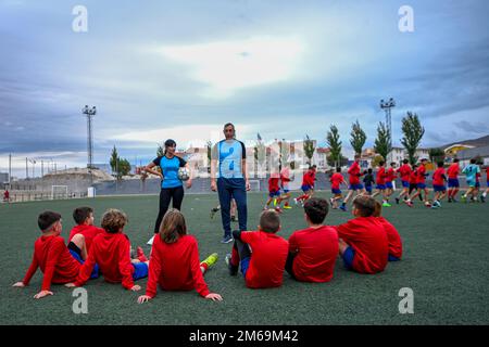 Kinderfußballtrainern, die einen Vortrag halten Stockfoto