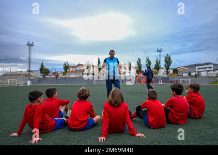 Kinderfußballtrainern, die einen Vortrag halten Stockfoto