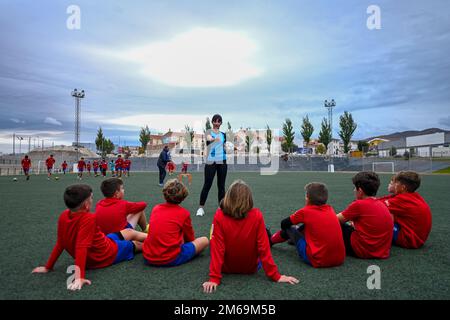 Kinderfußballtrainern, die einen Vortrag halten Stockfoto