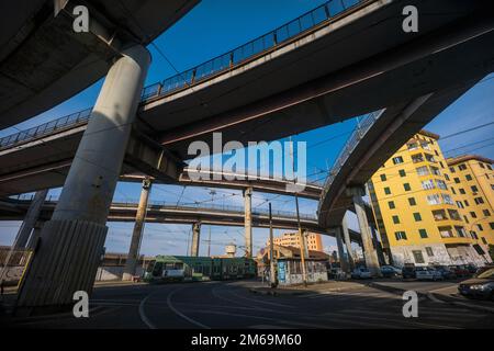 Die urbane Autobahn durchquert die dicht besiedelten Viertel im Osten Roms Stockfoto